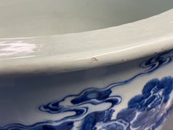 Een zeldzame grote Chinese blauw-witte jardini&egrave;re met reli&euml;fdecor, Kangxi